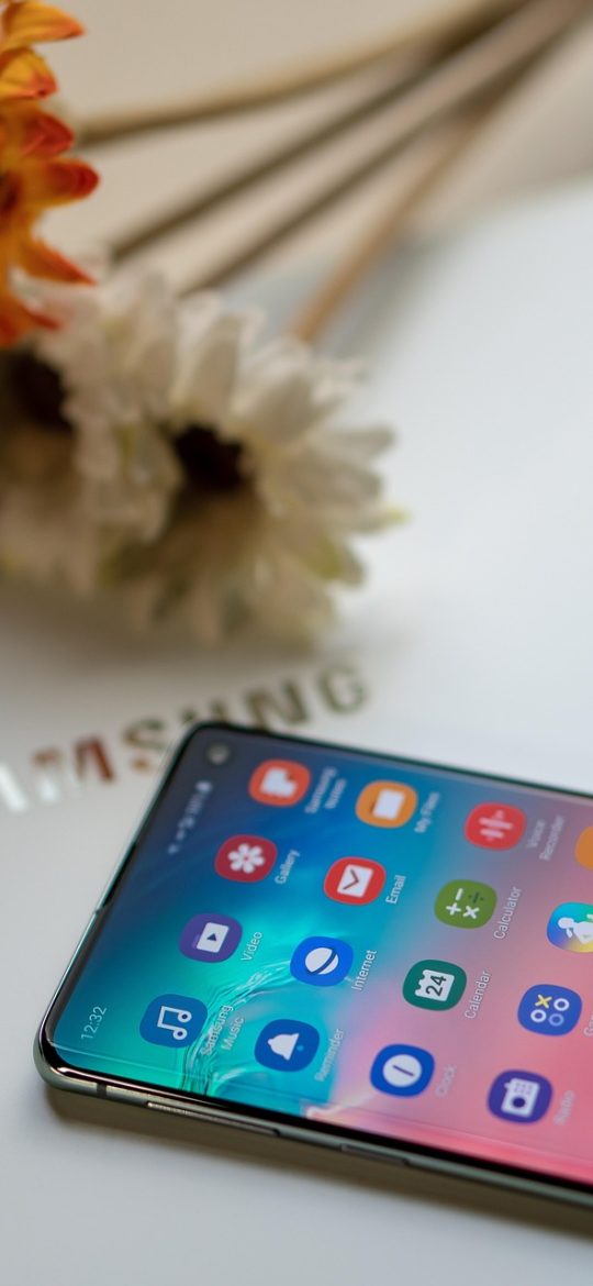 在线ping App 检测进行中的界面截图，屏幕上显示实时折线图，横轴为时间纵轴为毫秒，曲线上有若干橙色数据点，下方列出每次往返的具体耗时数值
